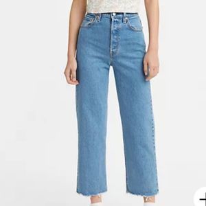 Levi’s Relaxed Fit 550’s high rise light wash mom Jean with frayed ankles